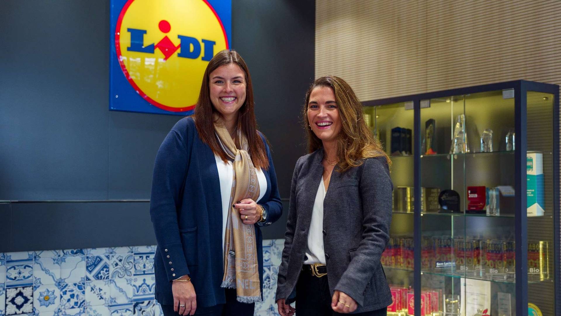 Duas colaboradoras na receção da sede a sorrir