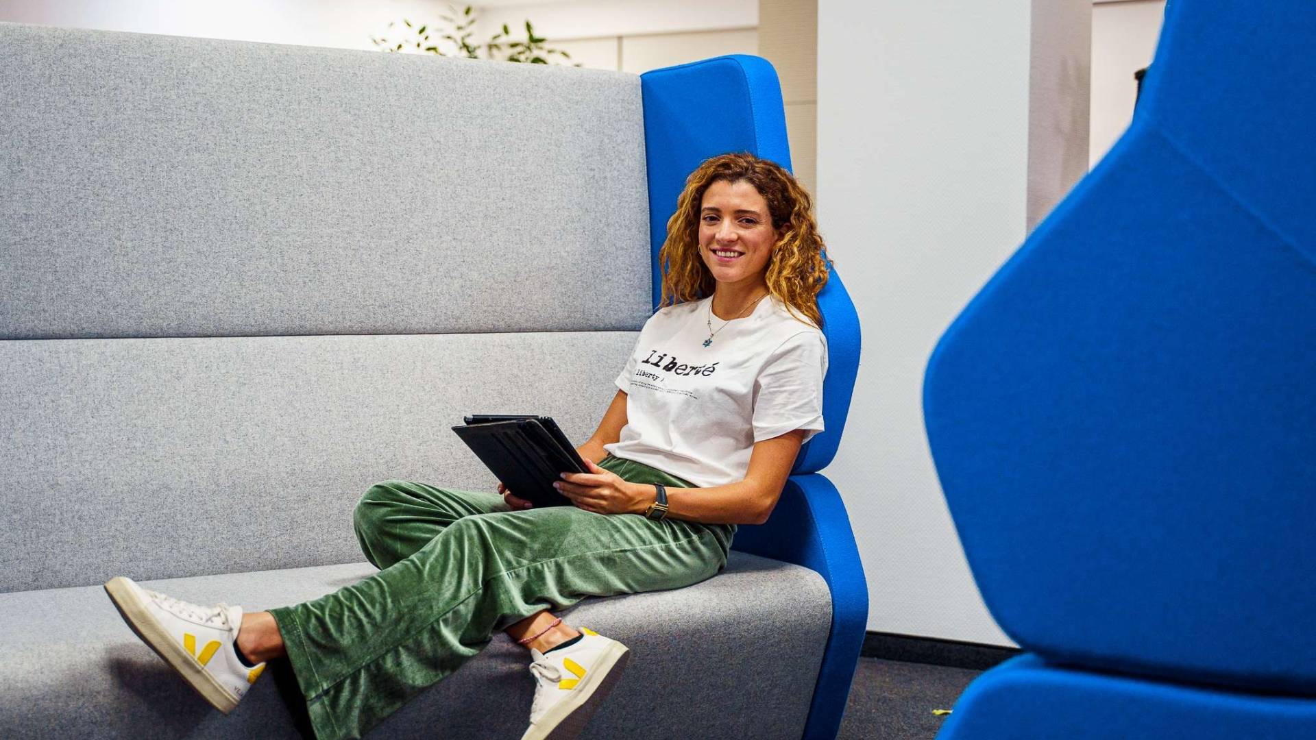 Colaboradora sentada nos sofás nos Recursos Humanos