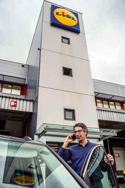 Colaborador da área de expansão a entrar no carro