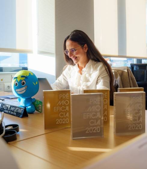 Colaboradora Marketing a trabalhar com prémios ganhos