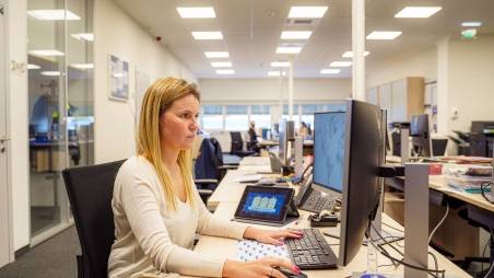 Colaboradora dos escritórios a trabalhar ao computador