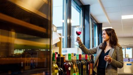 Compradora a analisar um copo de vinho