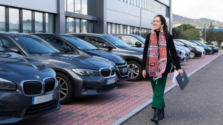 Colaboradora da aquisição a verificar viaturas automóveis